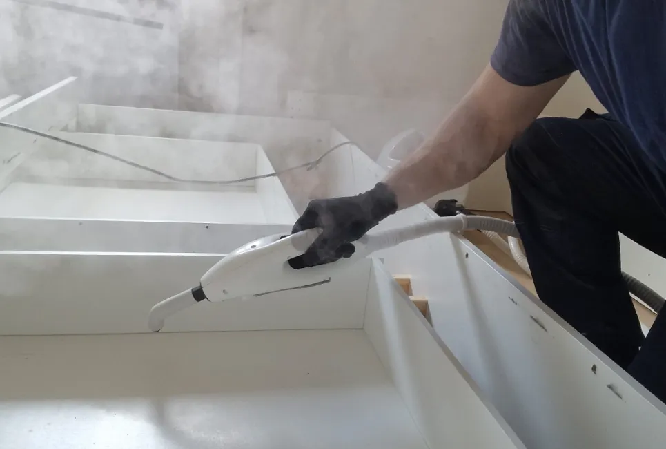 Traitement vapeur sèche appliqué par un technicien sur une literie